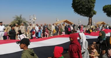 كورنيش الأقصر على موعد مع احتفالية العيد القومى.. المحافظ يدعو المواطنين للمشاركة والاستمتاع بالعروض الموسيقية.. استعراض علم بطول 50 مترًا وتقديم فقرات فرعونية وفلاحية وتنورة.. والختام بعرض البالون الطائر.. صور