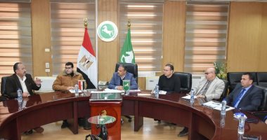 محافظ الشرقية يناقش مشاكل المستثمرين بالمناطق الصناعية