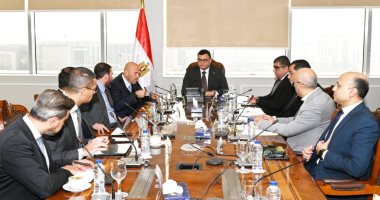 وزير الإسكان يناقش مقترح مشروع مستشفى عالمى بالعاصمة الإدارية الجديدة