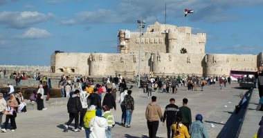 فسحة الشتاء فى الإسكندرية.. "لسان قايتباى" يستقبل آلاف الزائرين.. فيديو