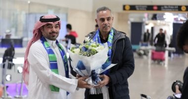 الفتح السعودي يستقبل جوميز وأحمد مجدي بالورود قبل بداية مشوارهما.. صور