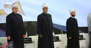 مفتو العالم يطالبون القاهرة بسن قانون يحظر الإفتاء على غير المتخصصين.. ويدعون إلى المساندة الكاملة للقيادة السياسية.. ويهيبون بجميع المسلمين فى كل مكان التمسك بالانتماء لأوطانهم