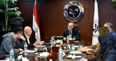 أكبر منتج للأقمشة المصبوغة والقمصان في العالم يبحث إنشاء مصنع في مصر