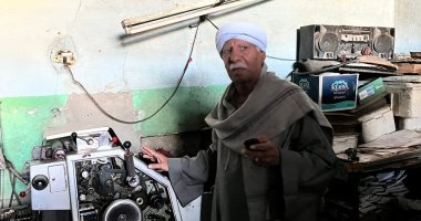 قصة أقدم مطبعة فى قنا عمرها 90 عاما.. إرث الأب المستمر.. صور
