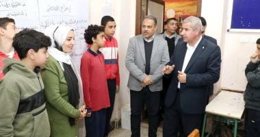 محافظ الشرقية يتفقد مدرسة بمنيا القمح ويجرى اختبارا للطلاب