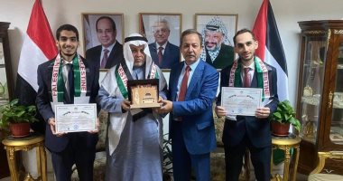 قنصلية فلسطين بالإسكندرية تكرم طالبا فلسطينيا حصل على المركز الأول بكلية الطب