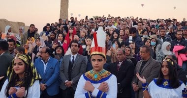 احتفال السياح بتعامد الشمس على مقصورة قدس الأقداس بمعابد الكرنك.. فيديو وصور