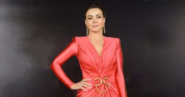 استلهمي إطلالتك اليومية من أناقة دينا فؤاد: تألقي بإطلالة كاجوال أو سهرة ساحرة!