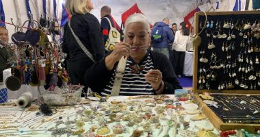 خريجة فنون جميلة عمرها 69 عاما تغوص فى البحر الأحمر مرتين أسبوعيا لاستخراج الصدف وتحويله لقطع فنية رائعة.. إيمان عبد الحميد: عشت 42 عاما فى برلين واستقريت بمصر.. وتؤكد: بلدنا جنة وحب العمل مفتاح النجاح.. صور