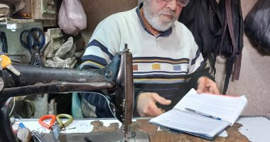 حكاية عم غريب الباكستانى.. 50 سنة فى تصنيع وتصليح الشنط والجواكت بالزقازيق.. من بين الخيوط والجلود تخرج أبناؤه فى كليات الهندسة والألسن والآداب.. شعاره فى الحياة حسن الخلق والأمانة والمال آخر شىء‬.. فيديو وصور