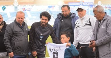 غزل المحلة يكرم الطفل بدر عقب ظهوره في مباراة الاتحاد السكندرى .. صور