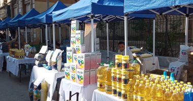 سوق اليوم الواحد بالبحيرة.. طرح كميات كبيرة من المواد الغذائية بأسعار مخفضة لتلبية احتياجات الأهالى.. أقسام خاصة بالمصنوعات اليدوية والخزف والفخار.. والمحافظ: الكرتونة الاقتصادية تكفى أسبوعين.. صور