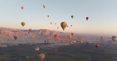 سماء الأقصر تشهد تحليق 300 سائح على متن 15 رحلة بالون طائر.. صور