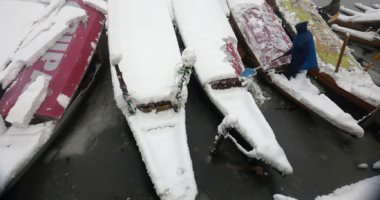 إغلاق الطرق وإلغاء الرحلات الجوية.. تساقط الثلوج في كشمير