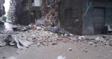 "حى وسط الإسكندرية": إزالة الأجزاء الخطرة من عقار آيل للسقوط بمحرم بك