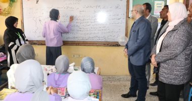 محافظ بنى سويف يتابع انتظام الدراسة ويفتح حوارا مع طالبات مدرسة سمسطا الإعدادية