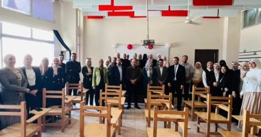 فيها حاجة حلوة.. دكتورة بجامعة بنى سويف وطلابها يعيدون تأهيل المناضد والمقاعد.. صور