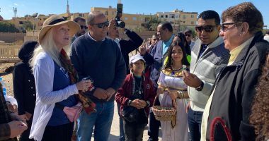 نائب محافظ الأقصر يشارك فى توزيع الهدايا على السائحين بمعبد الكرنك.. صور