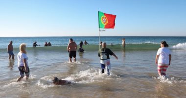 حمام البحر التقليدي.. احتفالات البرتغال بالعام الجديد على شاطئ كاسكايس