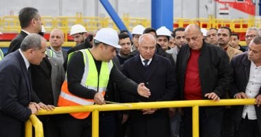 كامل الوزير يتفقد ورشة صيانة جرارات GE الجديدة ويكرم المتميزين بالسكة الحديد