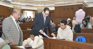 رئيس جامعة القاهرة يتفقد لجان الامتحانات بكليات الآداب والتجارة والإعلام والآثار