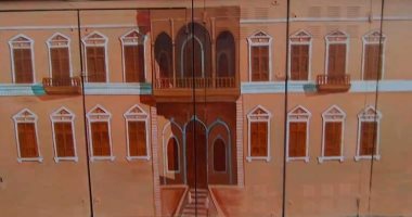 مبادرة تجميل وإبداع بأيدي أبناء الأقصر.. أعضاء تدريس فنون جميلة يحولون 19 محول كهرباء إلى لوحات فنية.. رسم النقوش والتراث الفرعونى على المحولات.. والشباب يحولونها لمشاهد مبهجة للأهالى والسياح.. صور