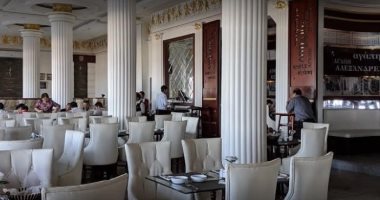 مقاهى المشاهير بالإسكندرية.. مزاج الكُتاب وملهمة المبدعين والفنانين.. نجيب محفوظ كتب رواية ميرامار على مقهى مجاور للبنسيون.. وسيد درويش عشقها لتأليف الحانه.. ومحمود عبد العزيز نشأ وسط جيرانه بمقهى بالورديان