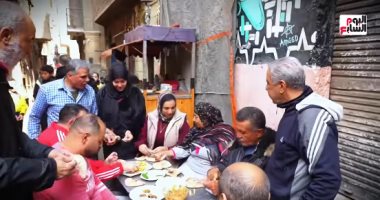 لقمة هنية تكفى مية.. فطار بأجواء مصرية ولا أجمل في درب الحفرى.. فيديو