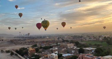 رحلات البالون الطائر تزين سماء الأقصر بتحليق 75 رحلة 