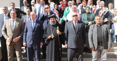 محافظ الوادى الجديد يقدم التهنئة بعيد الميلاد فى كنيسة السيدة العذراء.. فيديو