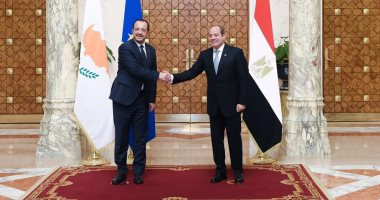 الرئيس السيسي ورئيس وزراء اليونان يؤكدان ضرورة تكثيف التعاون فى إطار منتدى غاز شرق المتوسط والعمل على تنفيذ مشروع الربط الكهربائى بين البلدين.. ويتفقان على ضرورة وقف إطلاق النار وتيسير المساعدات لغزة (صور)