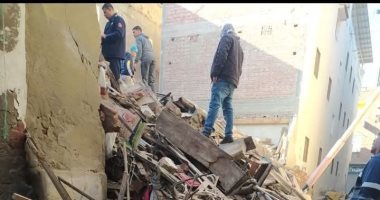 تفاصيل انهيار عقار بمدينة إدكو فى البحيرة.. سقوط منزل من 3 طوابق فجأة على سكانه يودى بحياة فتاة ويصيب 3 آخرين.. العقار صدر له قرار إزالة ولم يتم تنفيذه حتى وقوع الحادث.. والجهات التنفيذية تخلى المبانى المجاورة العقار المنهار