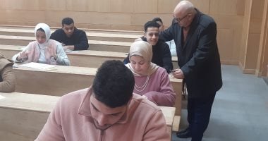 نائب رئيس جامعة دمنهور يتابع امتحانات الفصل الدراسي الأول