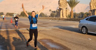 المتسابقون بماراثون مصر الدولى فى الأقصر أمام تمثالي ممنون.. فيديو