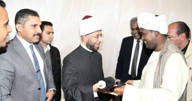 في تقليد تراثي جميل.. مشايخ حلايب يهدون وزير الأوقاف "السيف والعصا" مشايخ حلايب يهدون وزير الأوقاف السيف والعصا