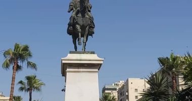 قصة تمثال محمد على باشا فى ميدان المنشية بالإسكندرية.. جاءت فكرة نحته للخديو إسماعيل عام 1865 بعد مشاهدته تماثيل للقادة فى أوروبا.. صممه النحات الفرنسى جاكمار.. والأجانب يلتقطون الصور التذكارية بجانبه.. صور
