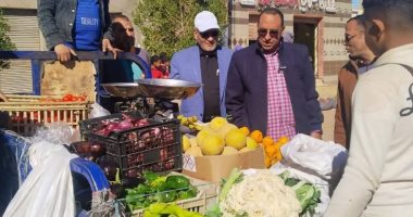 رئيس مركز بلاط يفتتح سوق اليوم الواحد بقرية زخيرة وسط إقبال من أهالى القرية