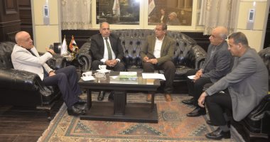 محافظ الأقصر ورئيس هيئة النقل النهرى يبحثان اشتراطات تراخيص معديات الأهالى