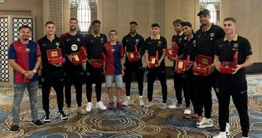 آيفون ذهبى هدية لنجوم برشلونة قبل كلاسيكو السوبر الإسبانى ضد الريال.. صور