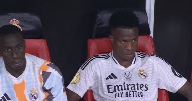 رقصات نجوم برشلونة وحسرة فى ريال مدريد بعد خماسية السوبر الإسبانى.. فيديو