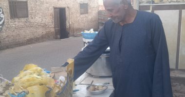 أشهر بائع فول نابت.. هاشم يبيع أمام مسجد القنائي وزبائنه من كل مكان.. فيديو وصور