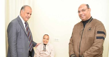 مدير تعليم بورسعيد يطمئن على طالبة تعرضت لحادث سير قبل أداء امتحان اليوم