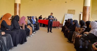 "القومى للمرأة" بأسوان يواصل توعية سيدات قرى "حياة كريمة" ضمن مبادرة بداية جانب من ندوات التوعية بأسوان