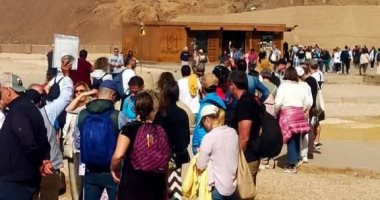 تدفقات سياحية غير مسبوقة على معبد إدفو بأسوان فى بداية العام الجديد.. صور