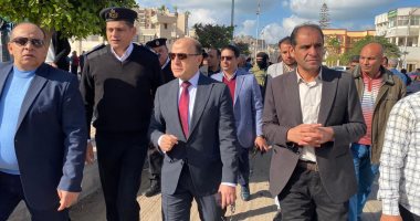 محافظ كفرالشيخ يتابع تركيب الإنترلوك ورفع كفاءة الأرصفة والجزر الوسطى