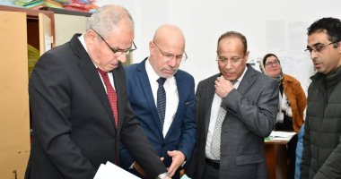 رئيس جامعة القناة يواصل متابعة الامتحانات ويشيد بانتظام العمل داخل كلية الآداب