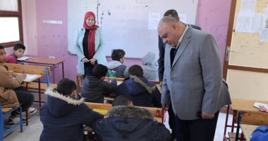 وكيل تعليم الوادى الجديد يتفقد عدد من لجان امتحانات صفوف النقل بالخارجة