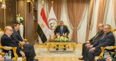 وزير الدولة للإنتاج الحربى يستقبل سفير سنغافورة لبحث الفرص الاستثمارية