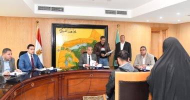 محافظ الفيوم يوجة بإجراء عدد من تدخلات الحماية الاجتماعية لأسر أولي بالرعاية