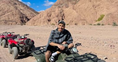 مصر حلوة فى عيون ولادها.. "حكيم" يستمتع بالأجواء الدافئة على شواطئ دهب